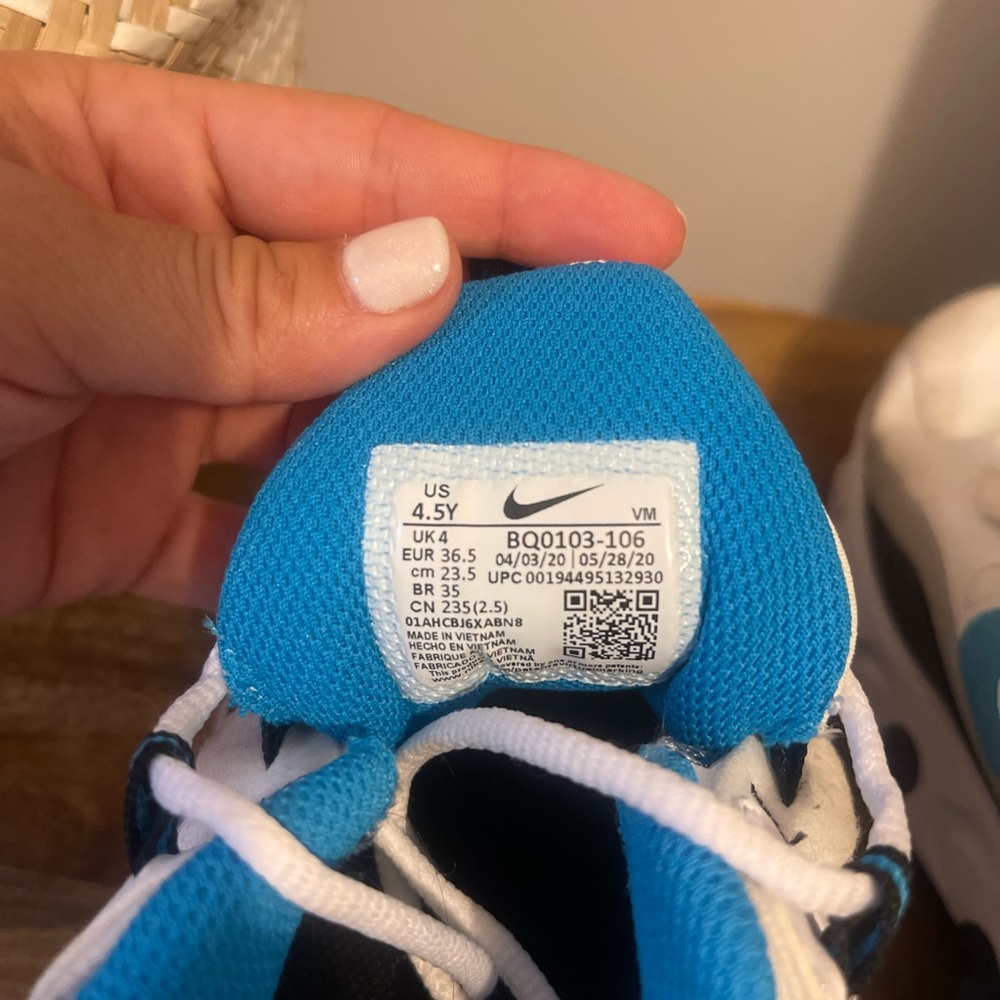 Nike Youth Air Max 270 React BQ0103-106 size 4.5